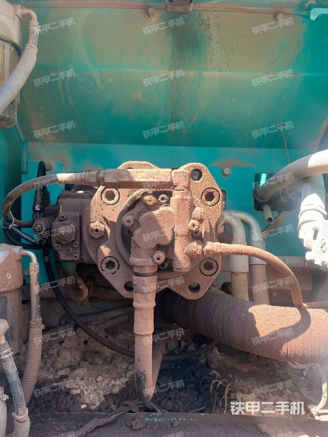 液压泵舱室正面整体（整机外观）