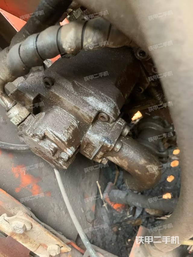 液压泵舱室正面整体（整机外观）