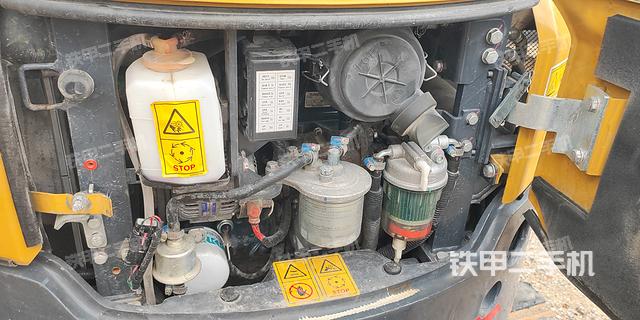 液压泵舱室正面整体（整机外观）