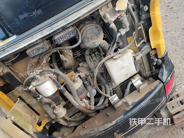 液压泵舱室正面整体（整机外观）