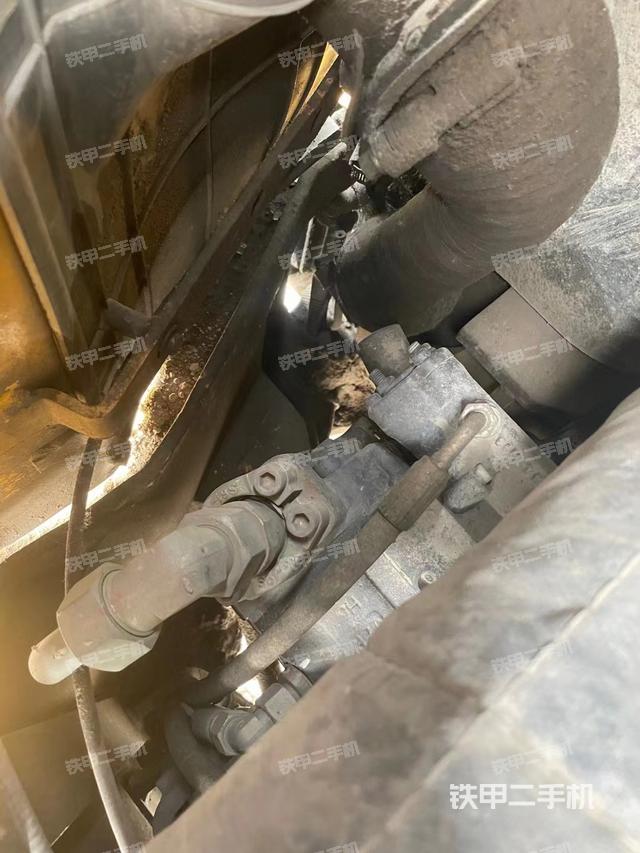 液压泵舱室正面整体（整机外观）