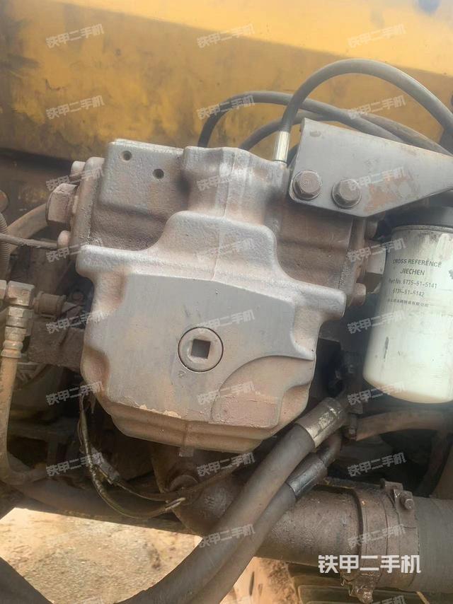 液压泵舱室正面整体（整机外观）