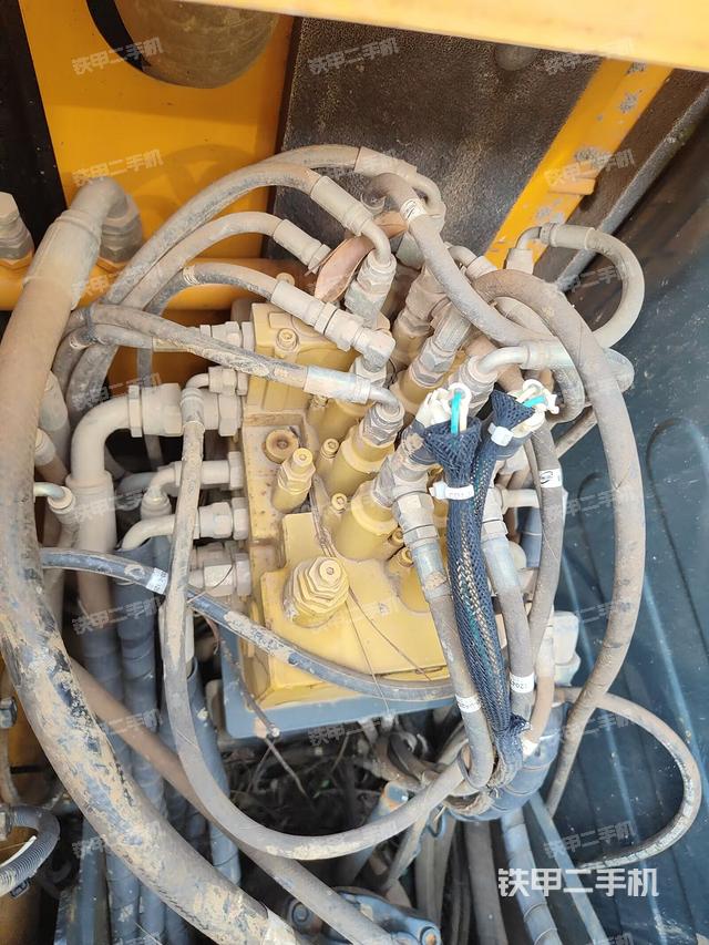 回转马达和主控阀（整机外观）