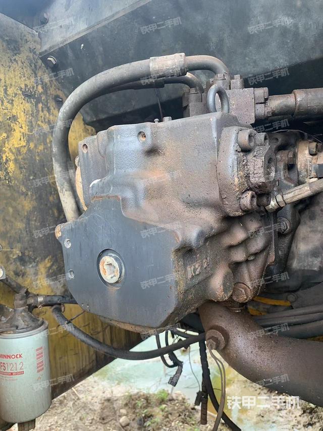 液压泵舱室正面整体（整机外观）