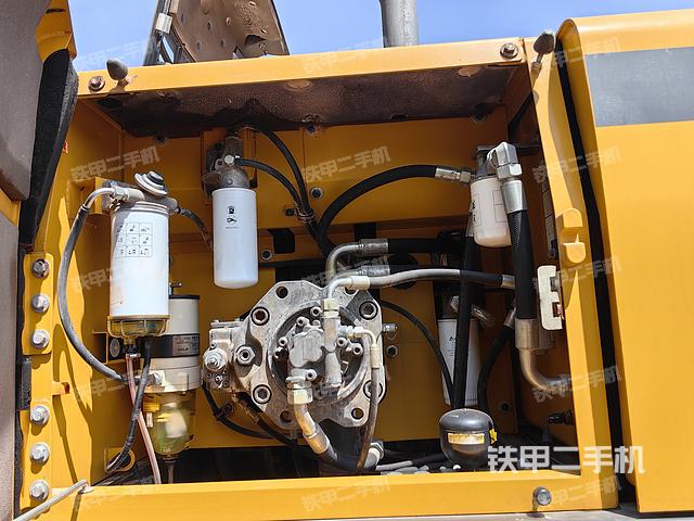 液压泵舱室正面整体（整机外观）