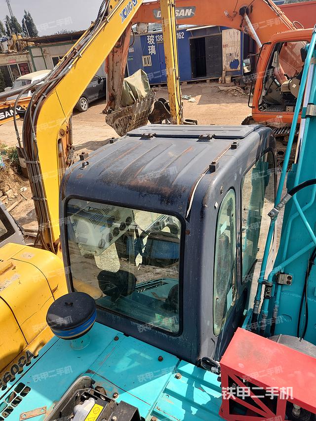 驾驶室顶部（整机外观）