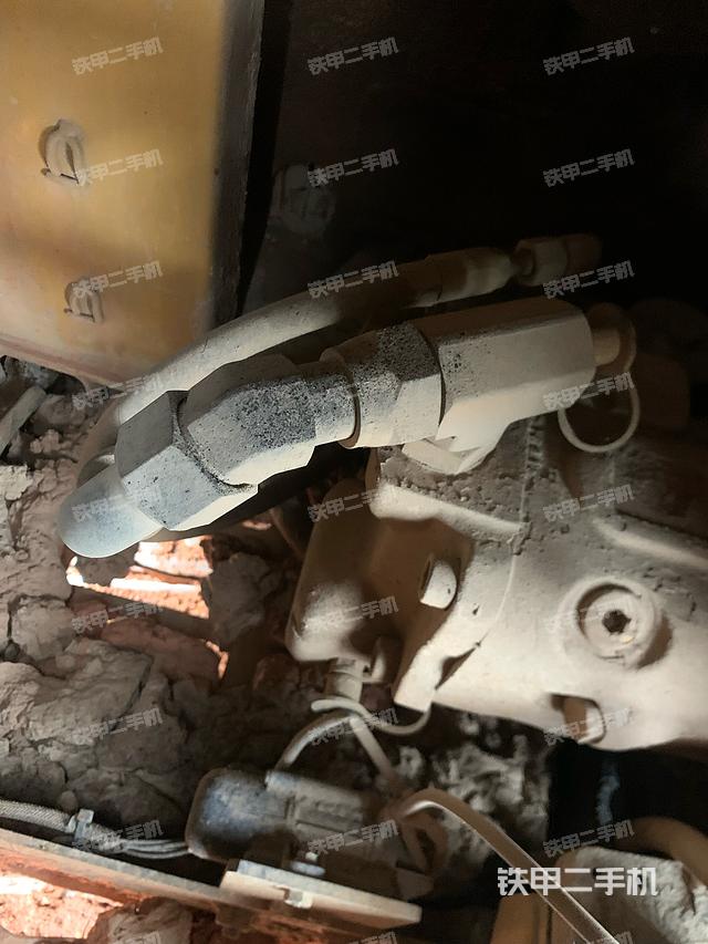 液压泵舱室正面整体（整机外观）