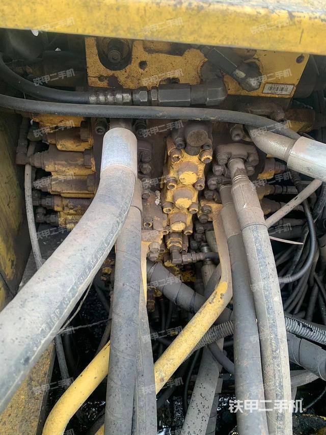 回转马达和主控阀（整机外观）