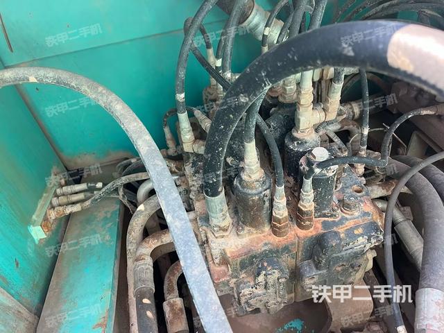 回转马达和主控阀（整机外观）