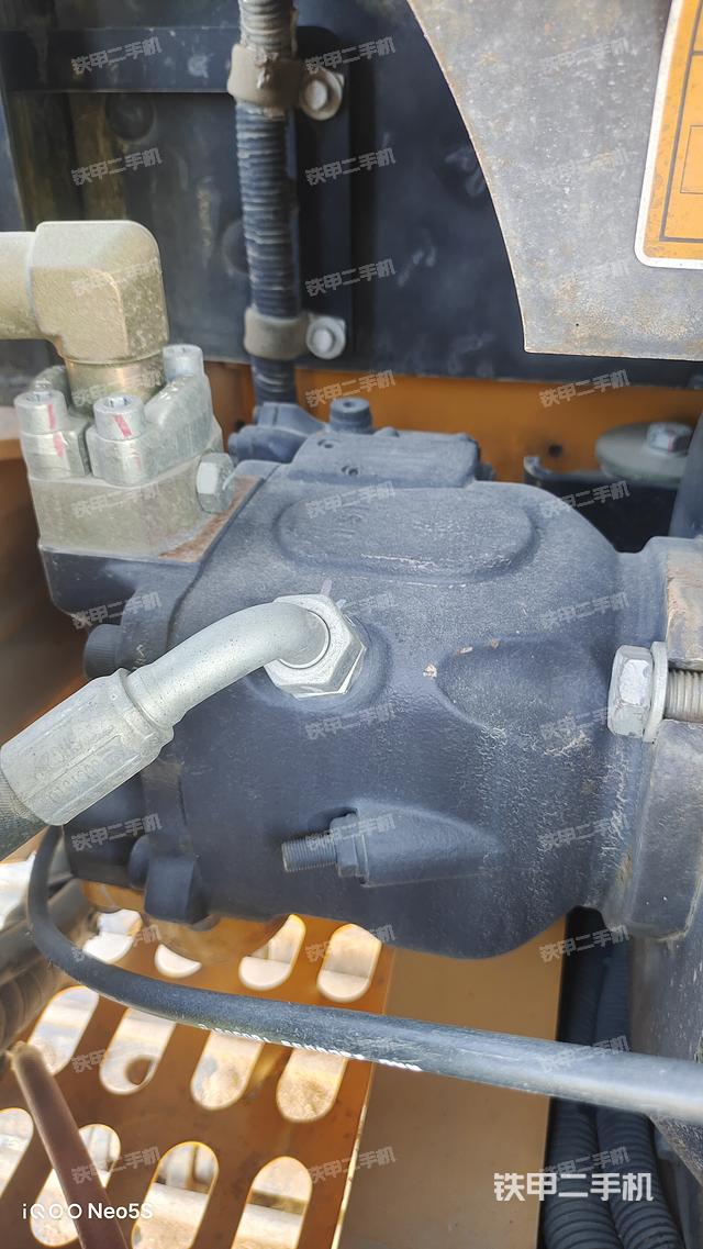 液压泵舱室正面整体（整机外观）