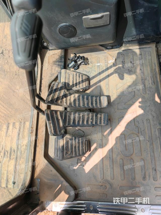 行走控制手柄和踏板?俯拍（駕駛室部分）