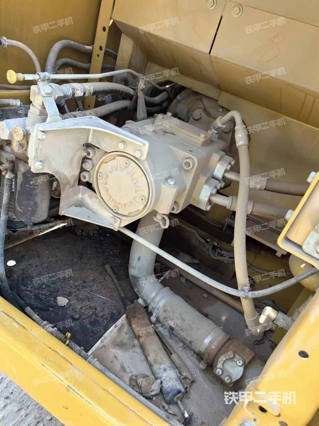 液压泵舱室正面整体（整机外观）