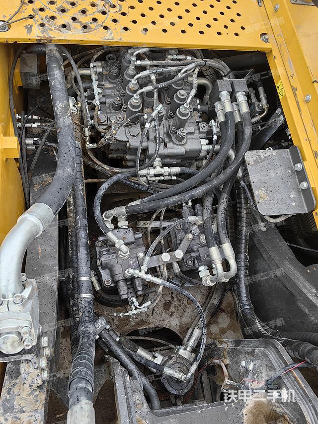 回转马达和主控阀（整机外观）