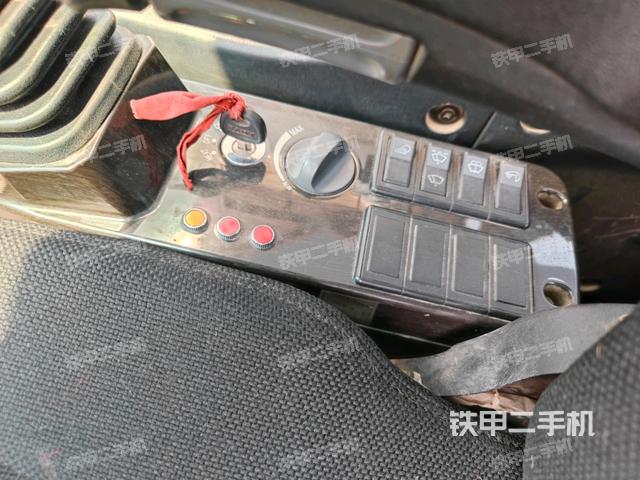 座椅右側(cè)控制臺(tái)/鑰匙門(mén)/油門(mén)/含右手柄（駕駛室部分）