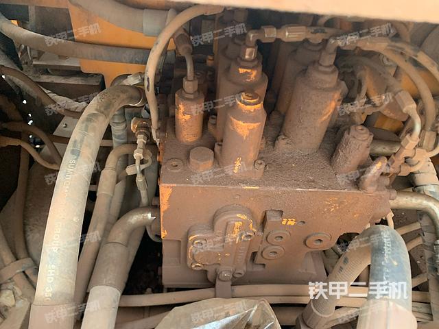 回转马达和主控阀（整机外观）