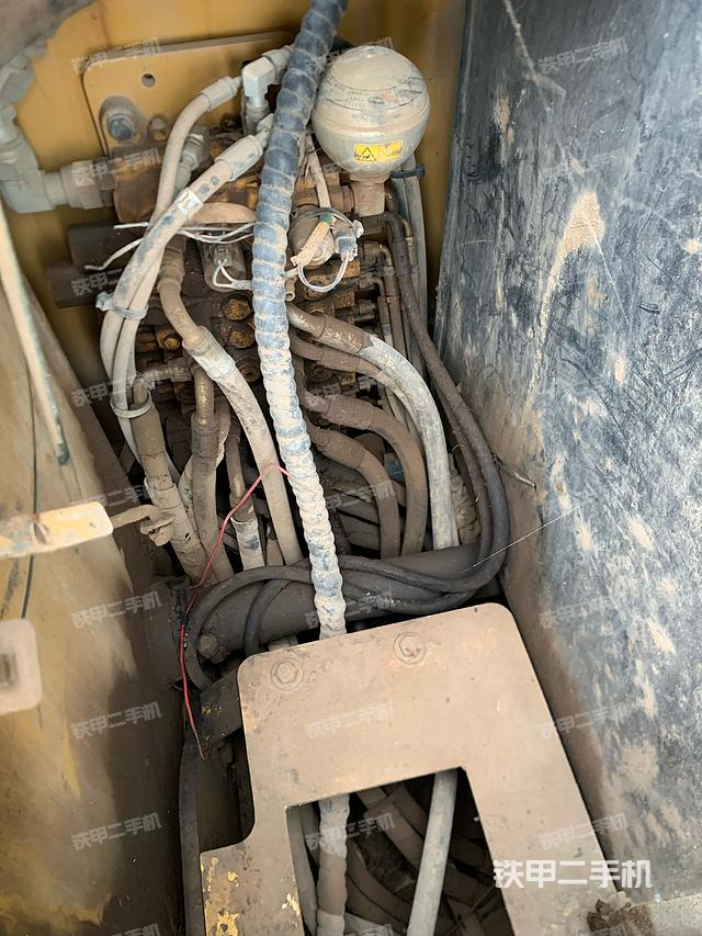 回转马达和主控阀（整机外观）