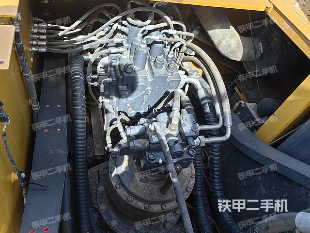 回转马达和主控阀（整机外观）