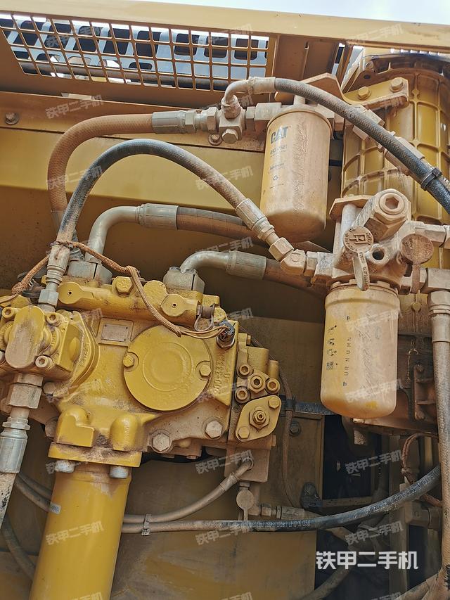 液压泵舱室正面整体（整机外观）