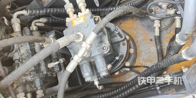 回转马达和主控阀（整机外观）