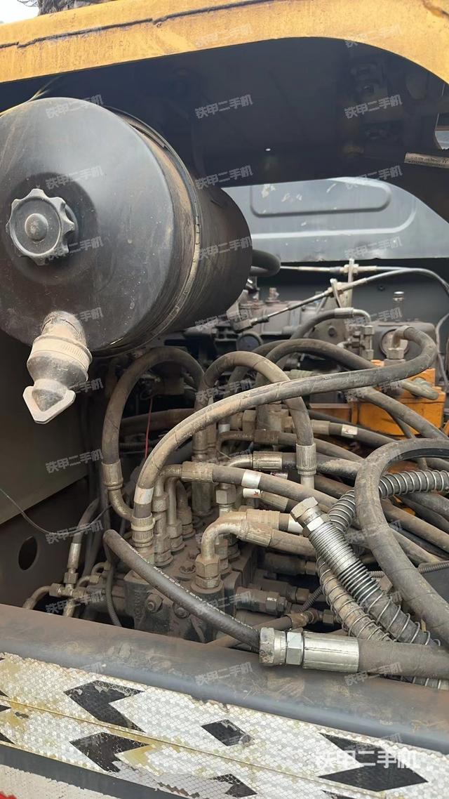 液压泵舱室正面整体（整机外观）