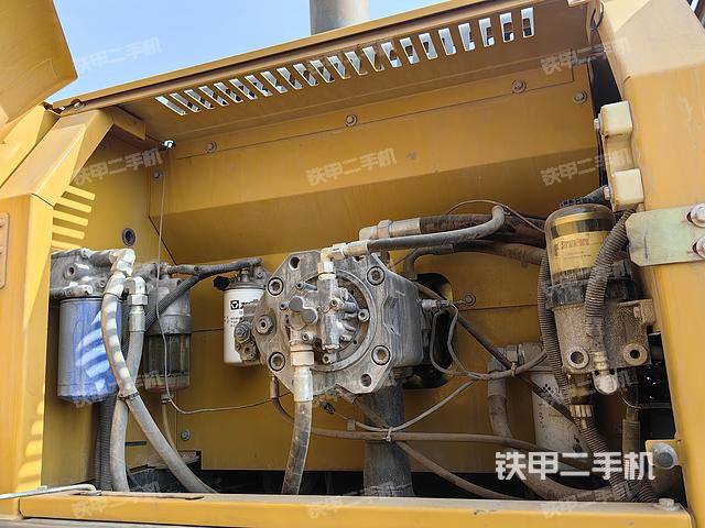 液压泵舱室正面整体（整机外观）