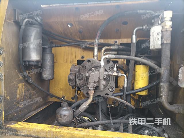 液压泵舱室正面整体（整机外观）