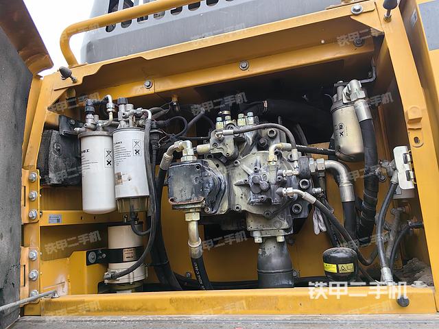 液压泵舱室正面整体（整机外观）