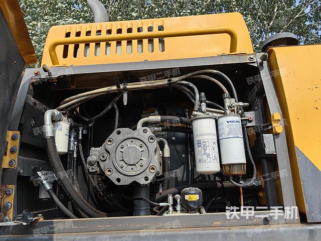 液压泵舱室正面整体（整机外观）