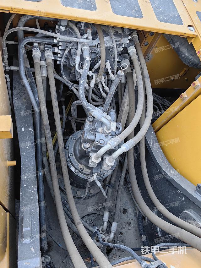 回转马达和主控阀（整机外观）