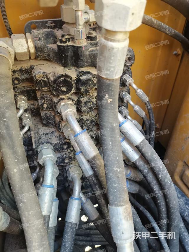 回转马达和主控阀（整机外观）