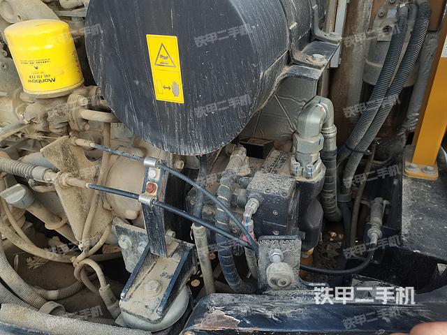 液压泵舱室正面整体（整机外观）