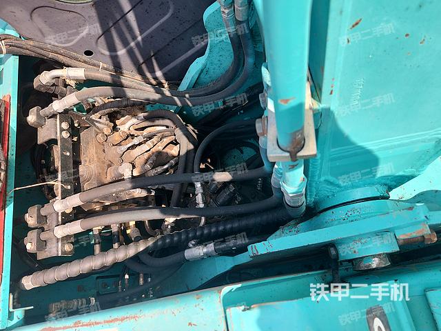 回转马达和主控阀（整机外观）