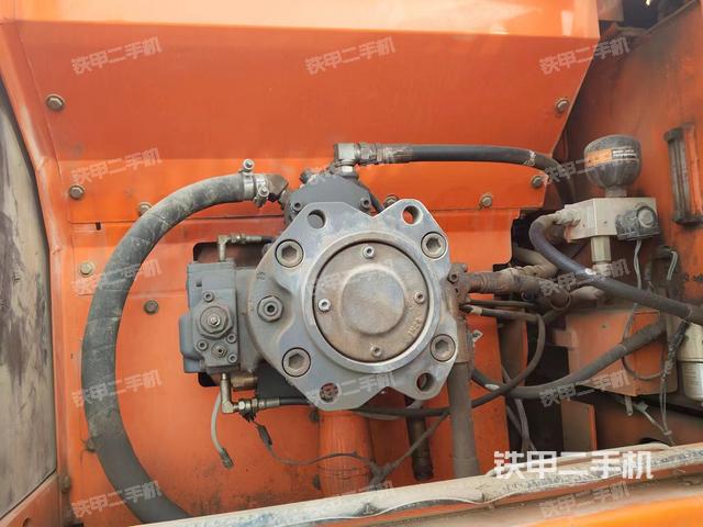 液压泵舱室正面整体（整机外观）