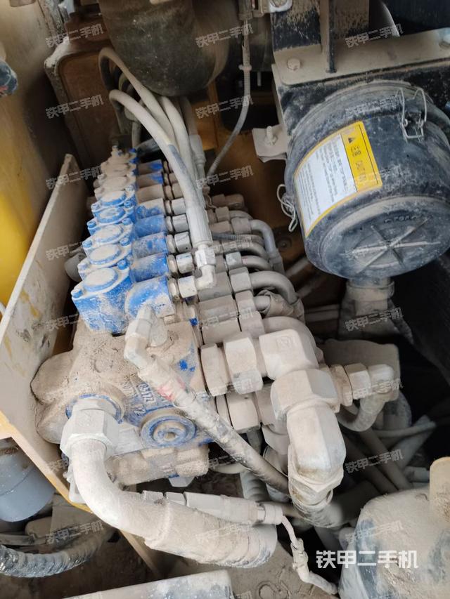 回转马达和主控阀（整机外观）