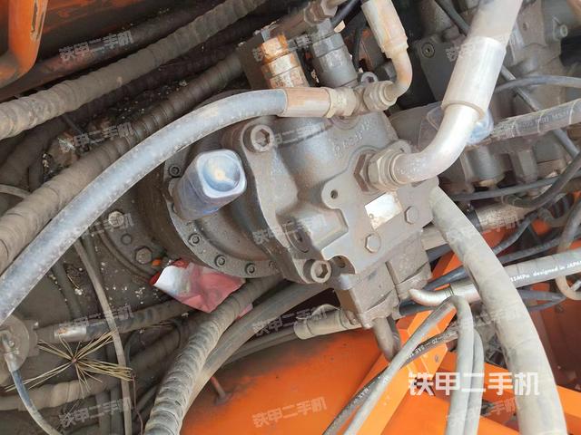 回转马达和主控阀（整机外观）