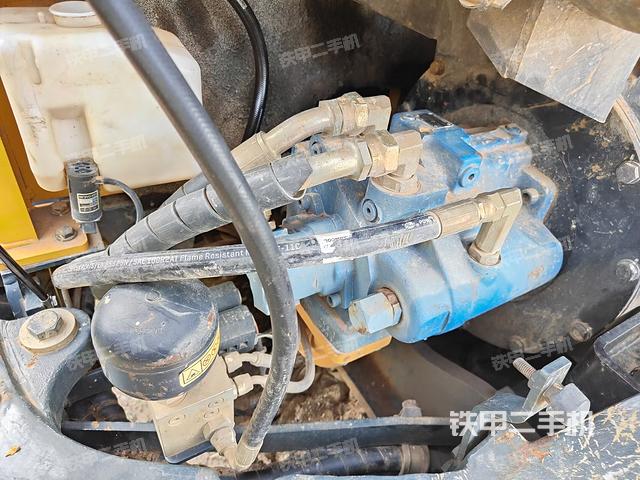 液压泵舱室正面整体（整机外观）