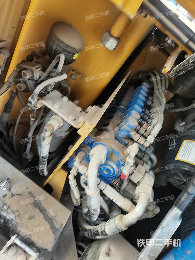 回转马达和主控阀（整机外观）