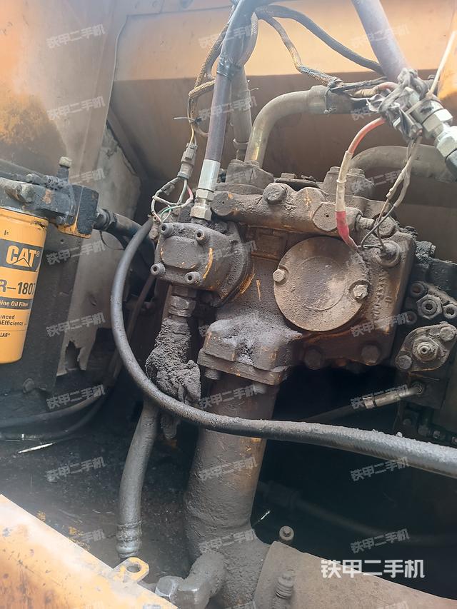 液压泵舱室正面整体（整机外观）