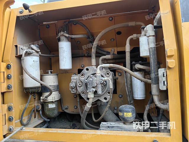 液压泵舱室正面整体（整机外观）