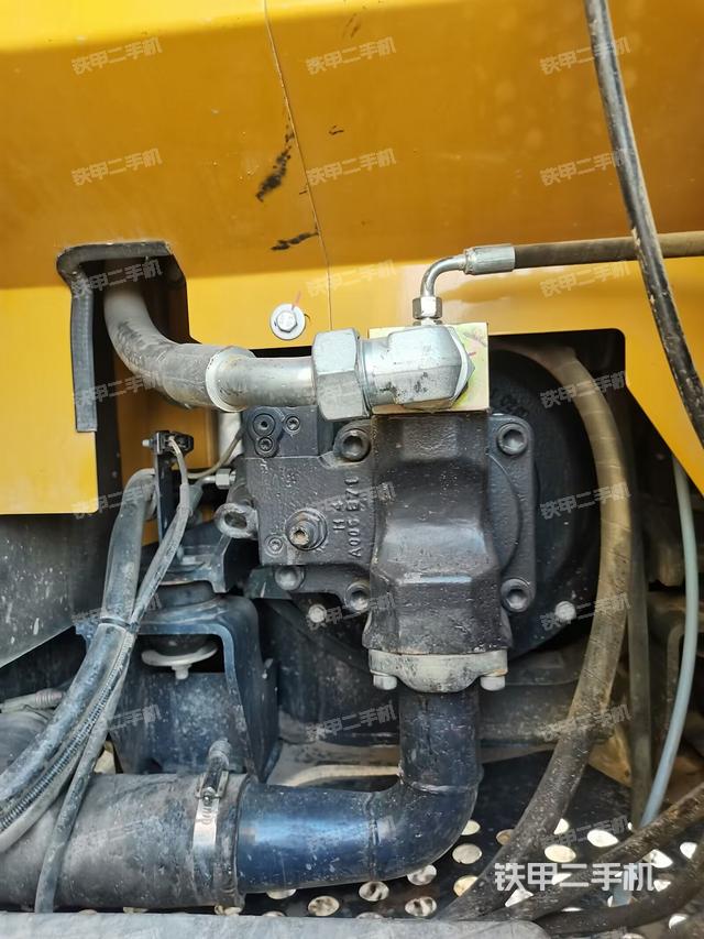 液压泵舱室正面整体（整机外观）