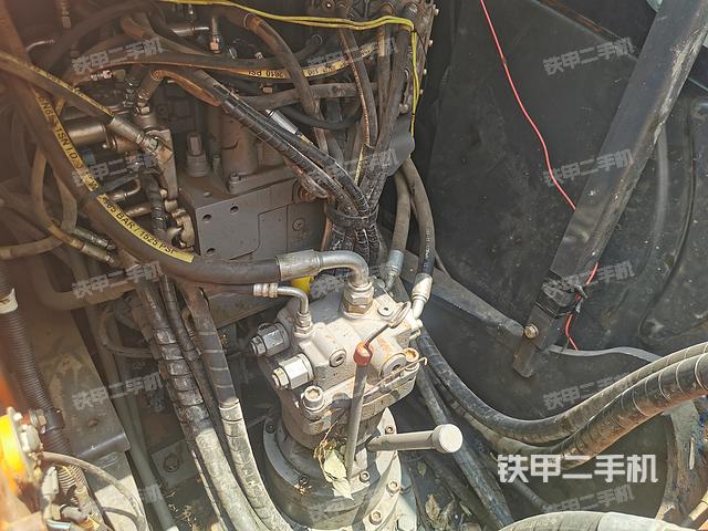 回转马达和主控阀（整机外观）