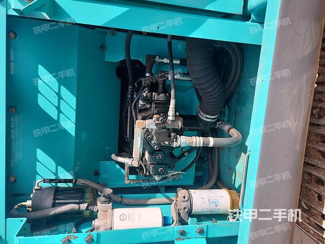 液压泵舱室正面整体（整机外观）