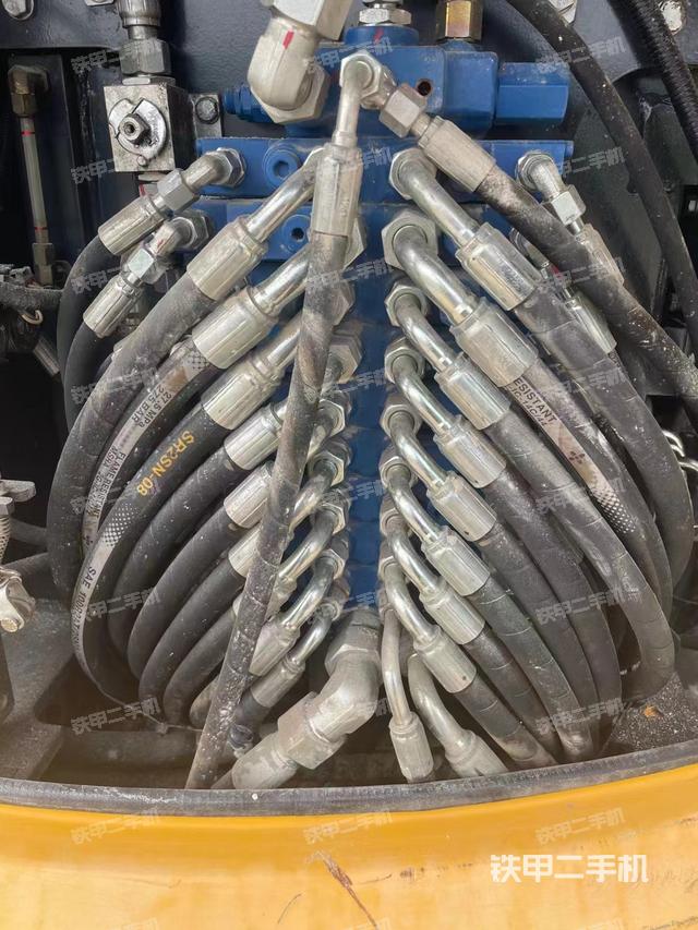 回转马达和主控阀（整机外观）