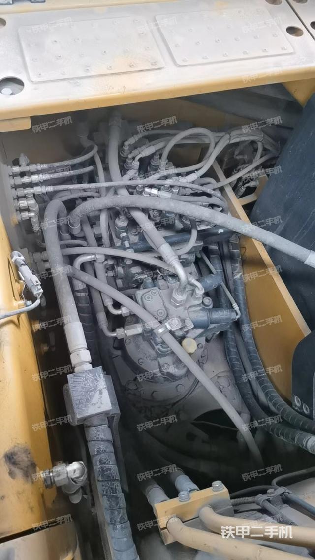 回转马达和主控阀（整机外观）