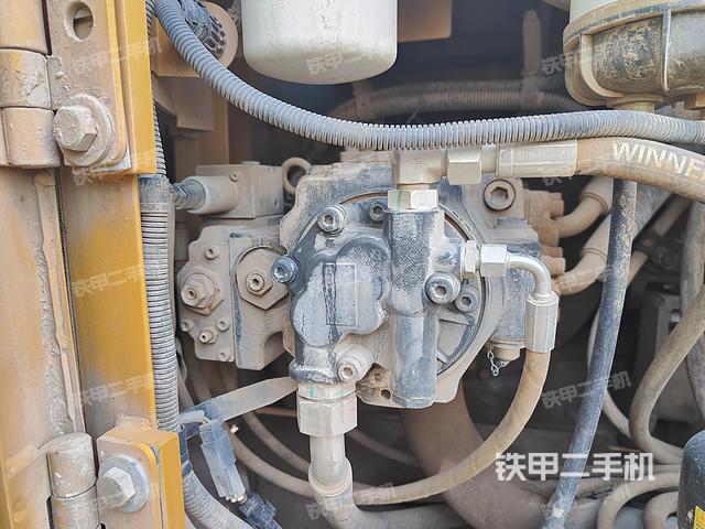 液压泵舱室正面整体（整机外观）