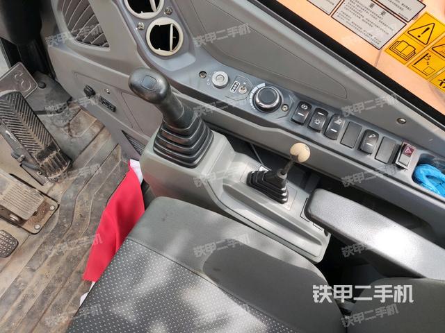 座椅右側(cè)控制臺(tái)/鑰匙門(mén)/油門(mén)/含右手柄(駕駛室部分) 座椅右側(cè)控制臺(tái)/鑰匙門(mén)/油門(mén)/含右手柄(駕駛室部分)