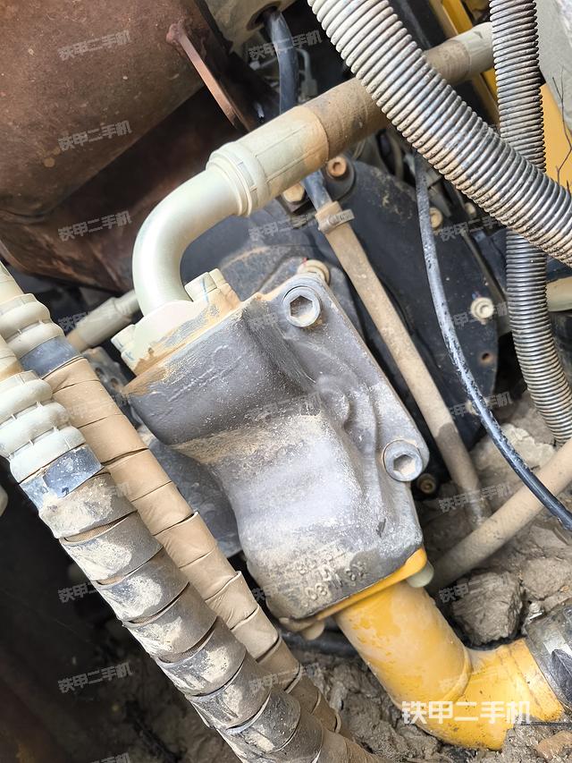 液压泵舱室正面整体（整机外观）