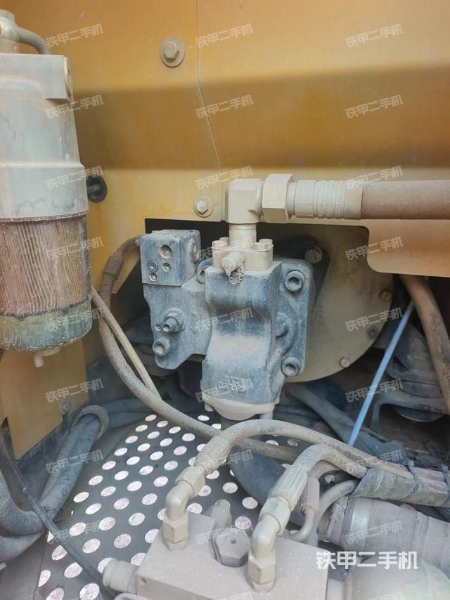 液压泵舱室正面整体（整机外观）