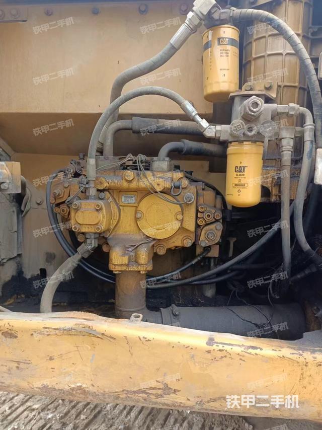 液压泵舱室正面整体（整机外观）