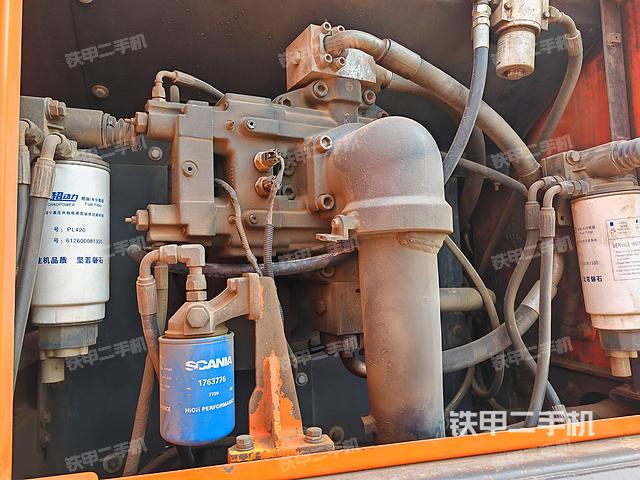 液压泵舱室正面整体（整机外观）